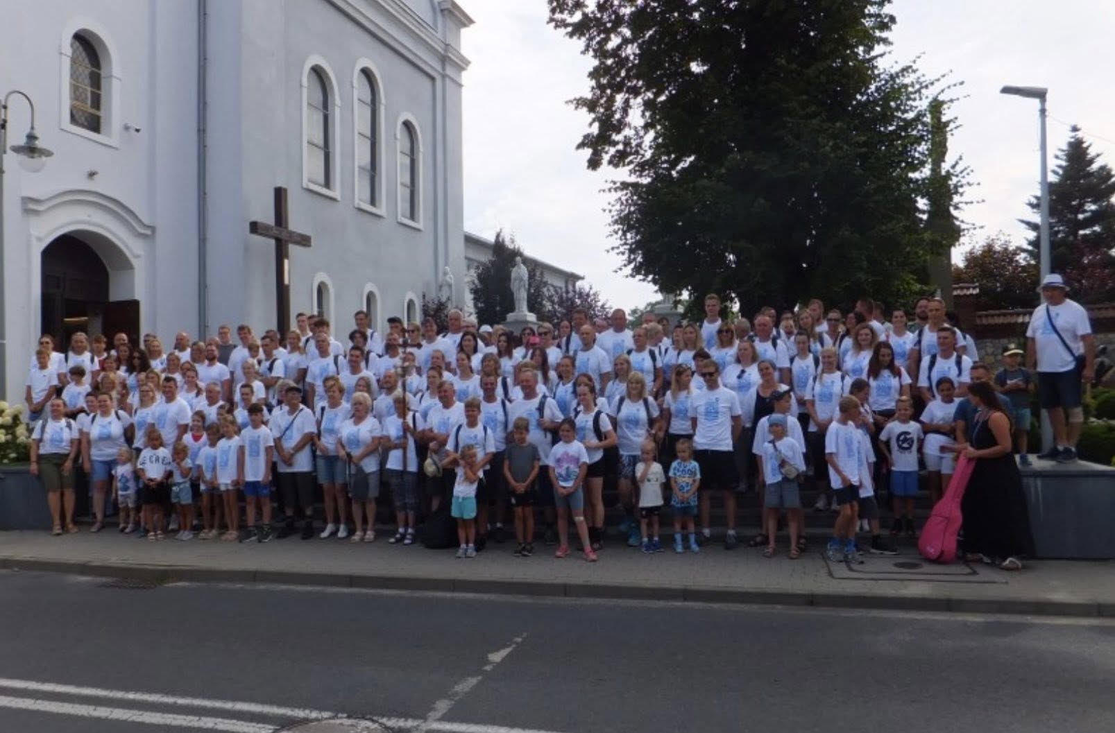 Mieszkańcy CHełmu Ślaskiego ustawieni na schodach przed kosciołem