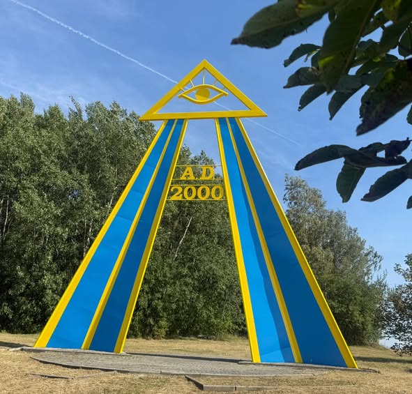 Brama trzeciego tysiąclecia na tle nieba i drzew