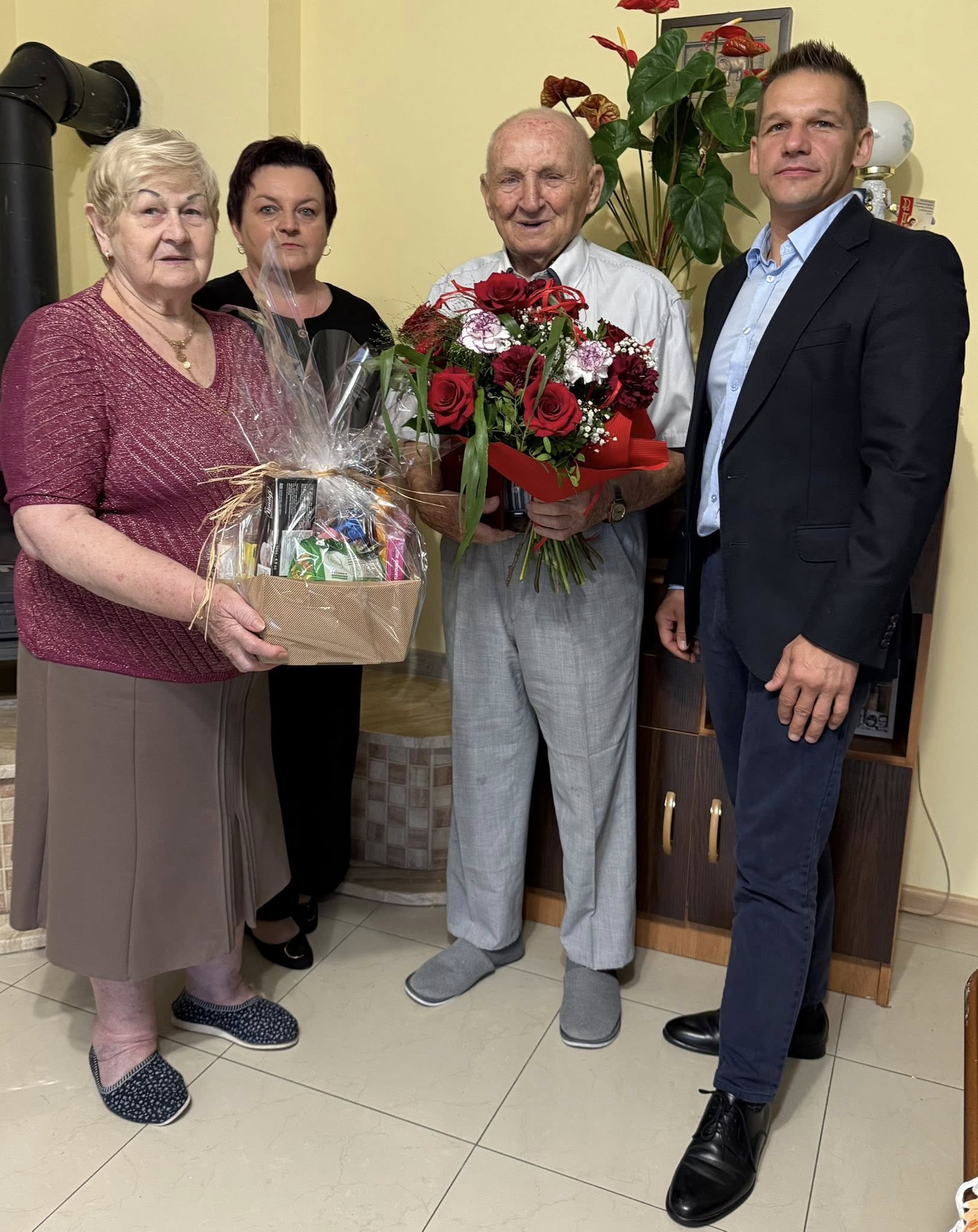 Dwie kobiety i dwóch mężczyzn pozujących do zdjęcia