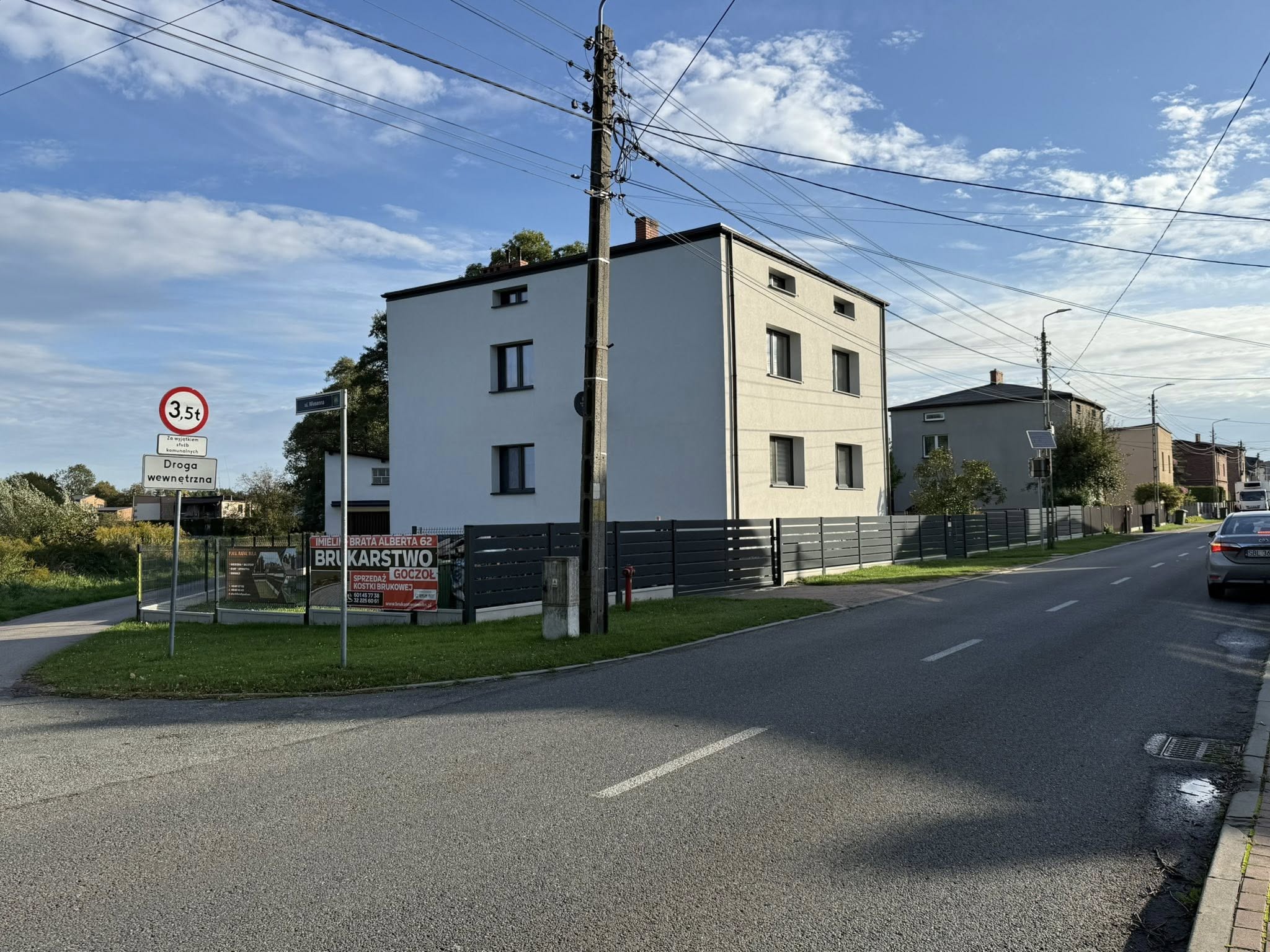 Skrzyżowanie na drodze w otoczeniu budynków