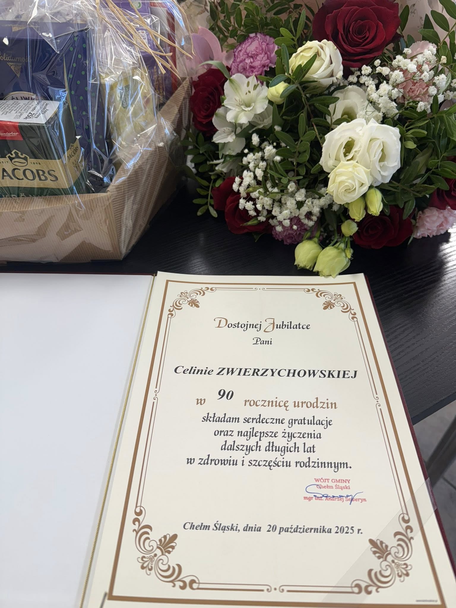 Dyplom dla jubilatki, kwiaty i kosz niespodzianek