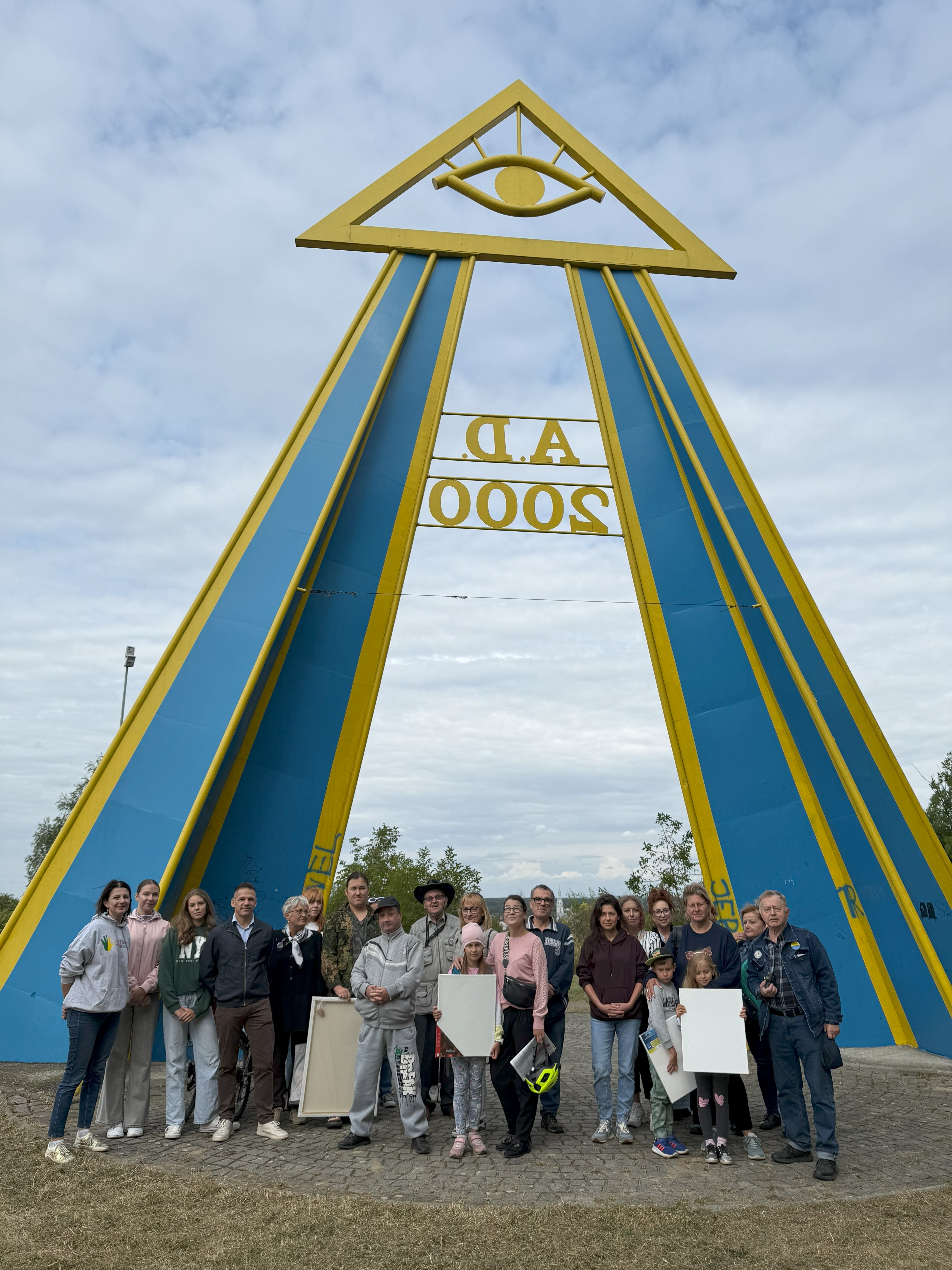 Osoby stojące pod okiem opatrzności na Smiutnej Górze